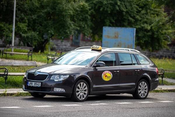Čím jezdit nejvýhodněji po Frýdku-Místku? Aplikace vyhrávají nad taxíky