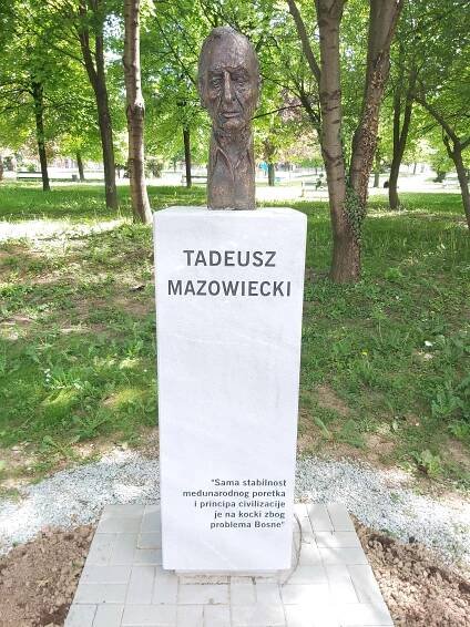 Soubor:Tadeusz Mazowiecki bust in Sarajevo.jpg – Wikipedie
