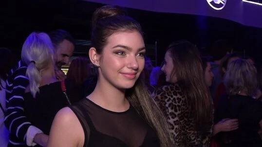 Botox nepotřebuje, ale Botox potřebuje ji: Mladá zpěvačka v sexy outfitech oživuje image pánské kapely - Super.cz