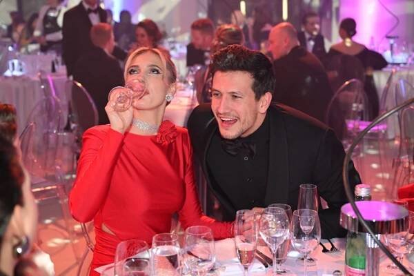 FOTO: Sabina Pšádová si dopřávala skleničku. – stránka 83