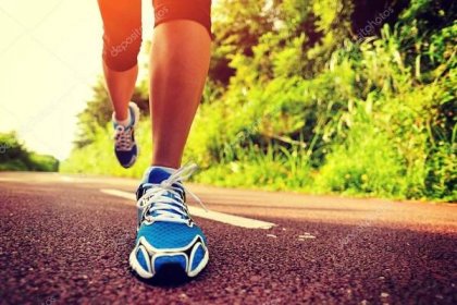 Stáhnout - Mladí fitness ženské nohy zaběhat na lesní cestě — Stock obrázek