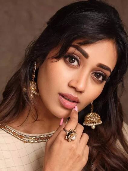 Nivetha Pethuraj oozes elegance in these pictures