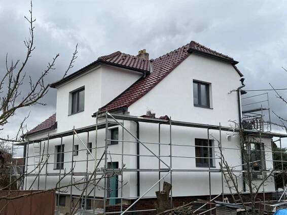 Rekonstrukce střechy na RD /Tondach Contiton 12 glazura, červenohnědá/ Lipník | Oromis s.r.o. | Klempířské a pokrývačské