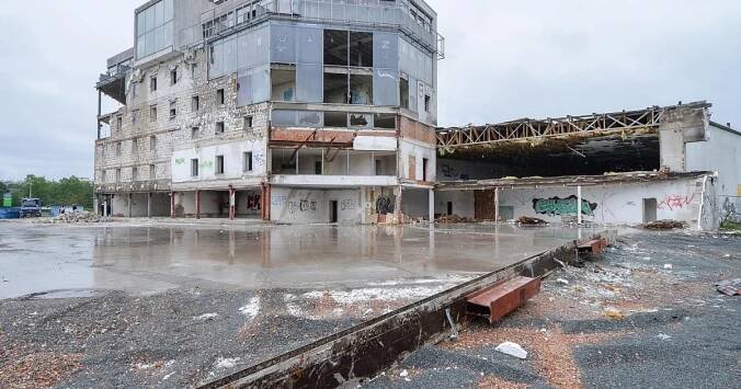 V Plzni začala demolice ‚skleněného pekla‘, na jeho místě vznikne obchodní centrum