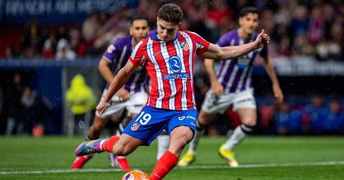 Álvarezův sporný dvojdotek zařídil změnu pravidel. Podobné penalty se budou kopat znovu