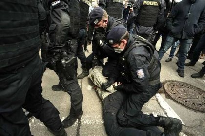 Benjamin Roll vyzval lidí k demonstraci u ruské ambasády: Policie hlídá dodržování opatření - Zivot