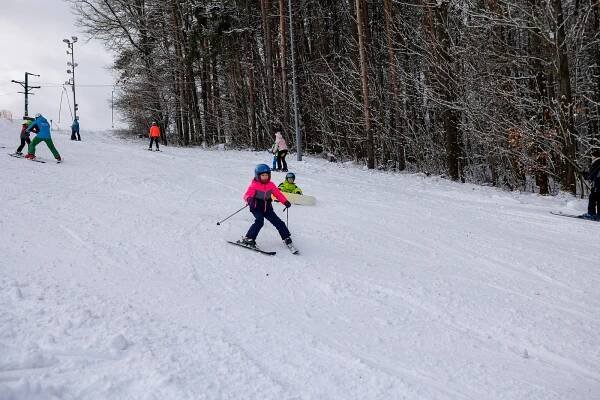 VIDEO, FOTO: Na turnovském ledovci už se lyžuje. Skiareál Struhy zahájil sezónu