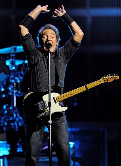 Žena podvodníkovi poslala 100 tisíc: Falešný Bruce Springsteen prý potřeboval peníze na novou kytaru