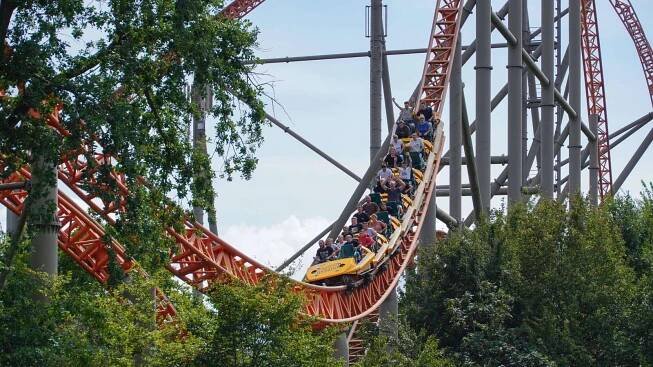 Junge Leute haben Spaß auf der Achterbahn Expedition GeForce im Plopsaland Deutschland.