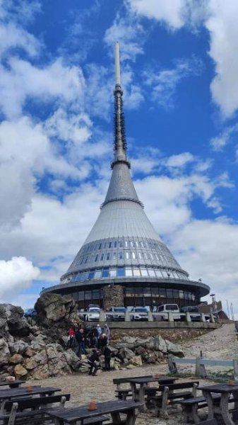 Recenze - Hotel i nadajnik telewizyjny na górze Ještěd • Mapy.com