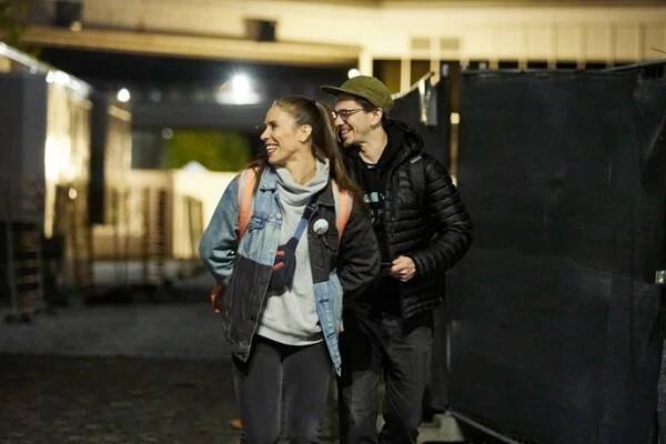 FOTO: Eva i Marek předvádí, že mají talent pro tanec. – stránka 97