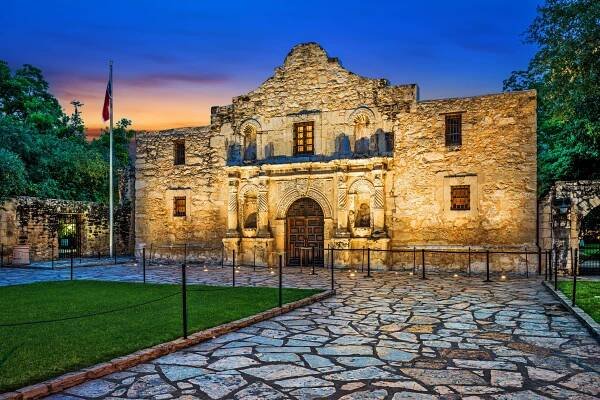Das Alamo ist eine historische Stätte in San Antonio die für ihre zentrale Rolle im Texanischen Unabhängigkeitskrieg berühmt ist.