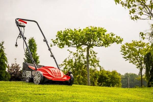 Dopřejte trávníku podzimní regeneraci. Poradíme vám, jak na ni! | BydlímeKvalitně.cz 