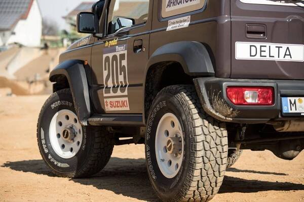 Malé Suzuki Jimny dostalo v dakarské úpravě pořádnou dávku testosteronu navíc