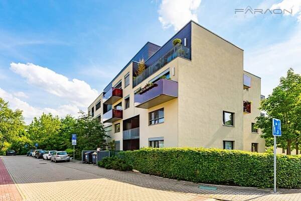 PRONAJATO - Pronájem vybaveného bytu 2+kk, balkon, parking, sklep, Praha 8, ul. Lhotákova - FARAON reality
