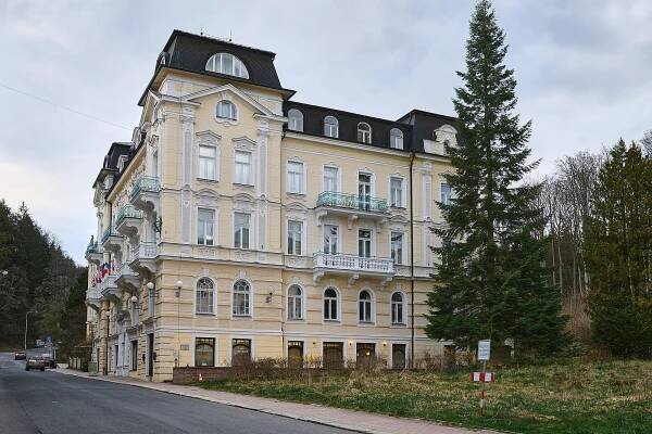 Soubor:Mariánské Lázně hotel Westend duben 2025.jpg