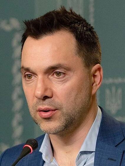 Oleksij Arestovyč (* 3. srpna 1975, Dedopliscqaro, Gruzínská SSR, Sovětský svaz) je bývalý poradce vedoucího Kanceláře prezidenta Ukrajiny Andrije Jermaka, herec a blogger. Arestovyč se narodil v Gruzii. Střední školu vystudoval v ukrajinském Kyjevě. Poté zahájil studium biologie na Kyjevské univerzitě. V roce 1993 však začal hrát v divadle Black Square Theater a studia zanechal. ▬ Od roku 2000 pořádá psychologické semináře a školení. Studoval také teologii na Institutu náboženských věd sv. Tomáše Akvinského v Kyjevě. Je aktivní blogger, má stovky tisíc sledujících na Facebooku a YouTube.