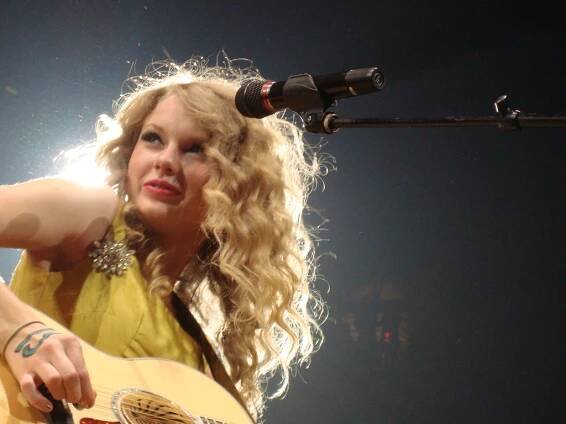 Súbor:Taylor Swift Fearless Tour 03.jpg