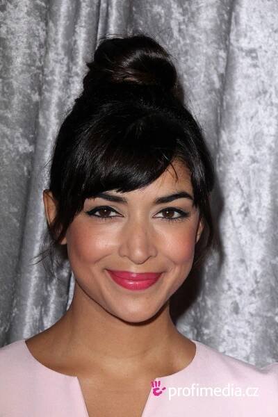 Hannah Simone - celebrity účes - HappyHair