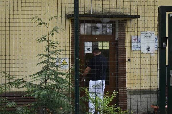 Nařízenou psychiatrickou, sexuologickou a závislostní ochrannou léčbu vykonávají pacienti psychiatrické nemocnice v této budově D.