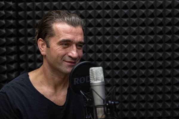 Herec Milan Ondrík počas podcastu s Babsy