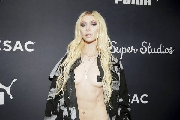 FOTO: Taylor Momsen měla prsa přelepená páskami. – stránka 4