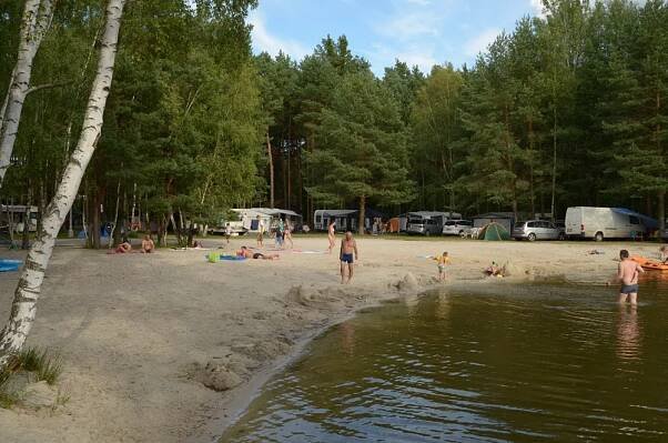 Family kemp | Máchovo Jezero | ubytování přímo u jezera - bungalovy, chatky, karavany, stany, kemp s vlastní písčitou pláží