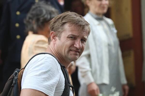 Kryštof Michal z kapely Portless působí na natáčení filmu Štěstí je krásná věc jako asistent režiséra