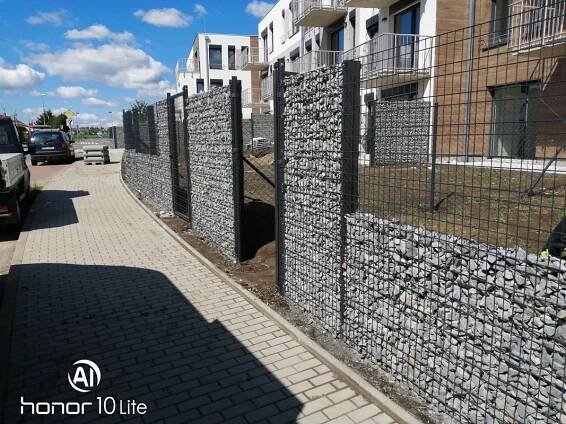 Gabionové oplocení s kamením - rezidenční bydlení Praha Lipence - A+J ploty