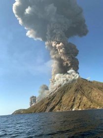 Při výbuchu sopky v Itálii zemřel turista! Ostatní se vrhali do moře