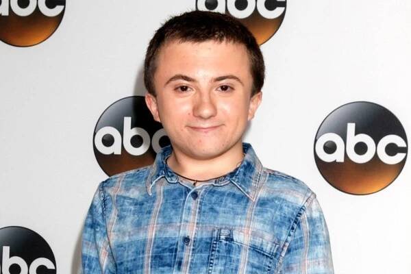 Atticus Shaffer je v reálném životě výškově spíš podprůměrňák. Bojuje se vzácnou nemocí
