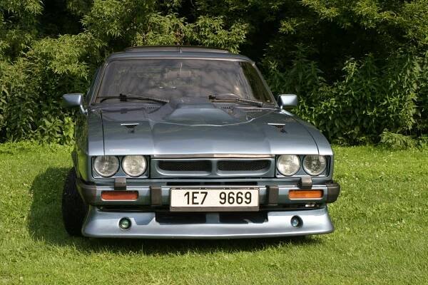 Ford Capri 2.3 Ghia Suhe Fashion – V šatech dobového tuningu