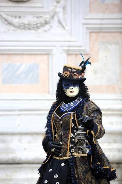 Benátky pobláznil legendární karneval. I svůdník Casanova by se červenal