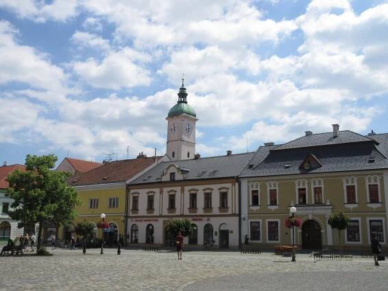 Mariánské náměstí - vpravo je dům U Sovy, vzadu věž staré radnice