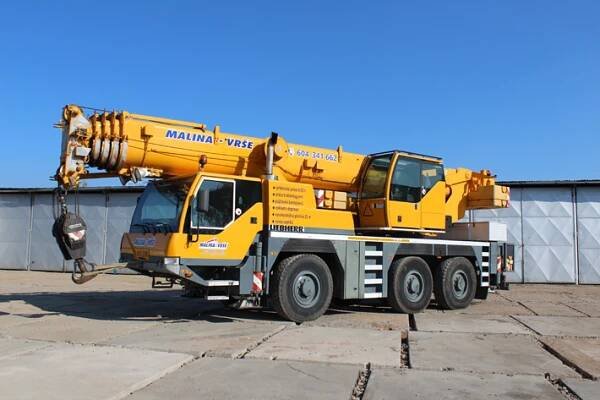 Jeřáb Liebherr LTM 1055/1 umožní zvednout břemeno až do výšky 56m