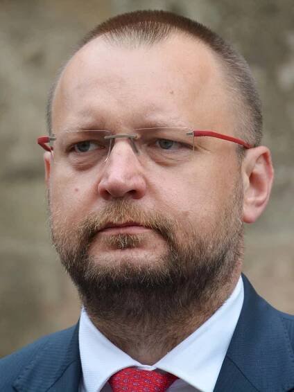 Poslanec Jan Bartošek z KDU-ČSL odmítá adopce dětí stejnopohlavními páry, ale situaci možná sám nerozumí....