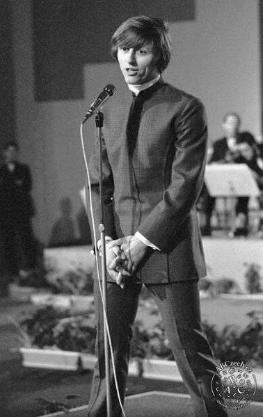 Začínal jako pružný mladíček s klukovskými ohníčky v očích. Václav Neckář slaví 80, na pódia se vrátil i po mrtvici