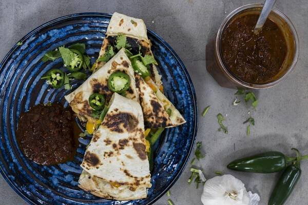 VIDEORECEPT: Quesadilla s domácí salsou - iMnam.cz