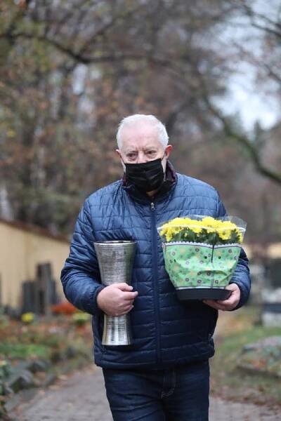 FOTO: Jan Kolomazník chodí na hrob manželky třikrát týdně. – stránka 4