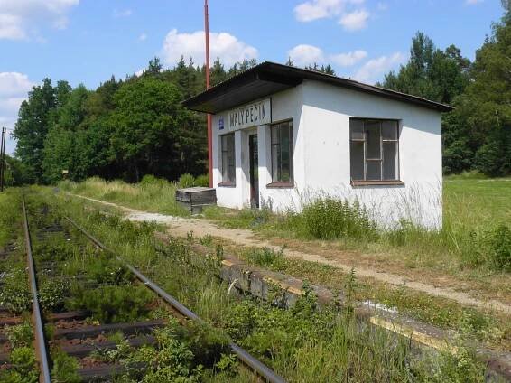 Malý Pěčín (železniční zastávka)