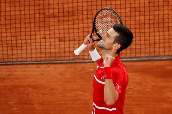 Djokovič je v Paříži ve čtvrtfinále, zase trefil čárového rozhodčího