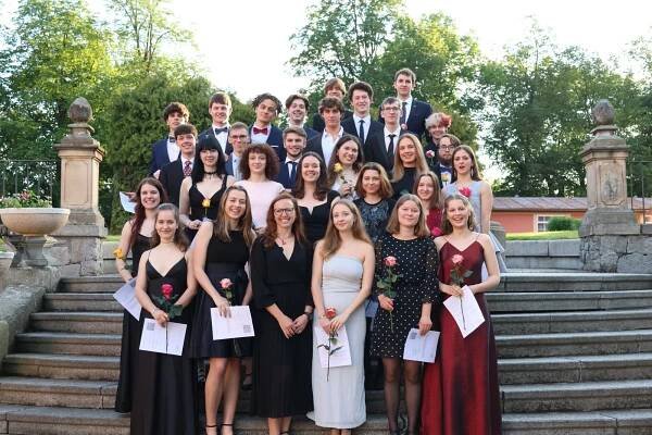 Fotogalerie: Předávání maturitních vysvědčení oktávě | Gymnázium Karla Čapka, Dobříš