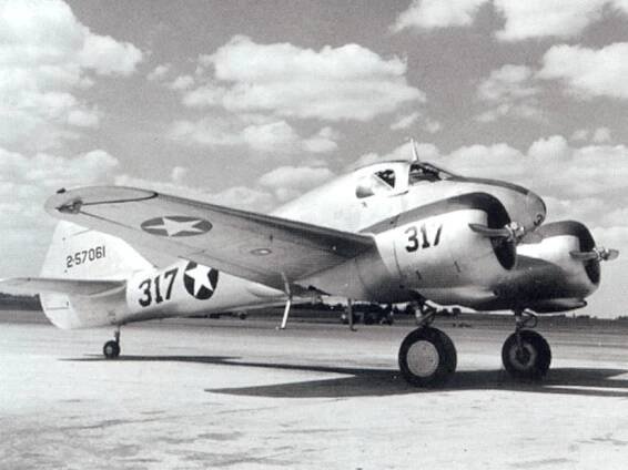 Soubor:Turner Army Airfield - Curtiss-Wright AT-9 Jeep on Parking Ramp.jpg – Wikipedie
