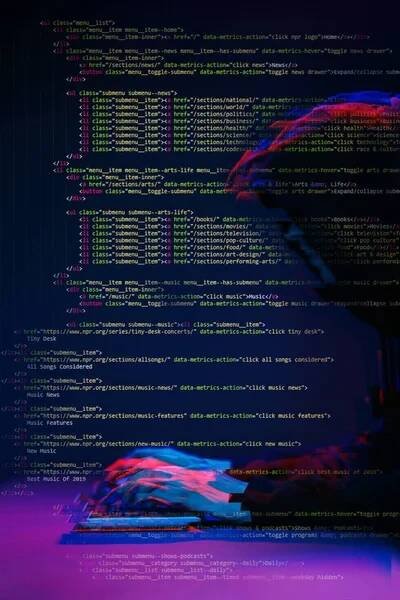 Hacker pracující s počítačem v tmavé místnosti s digitálním rozhraním v okolí. Obrázek s efektem efektu. — Stock obrázek