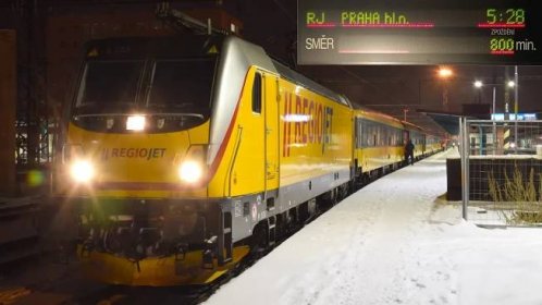 Vlak RegioJet 1022 z Přemyšle do Prahy s rekordním zpožděním 800 minut v Pardubicích