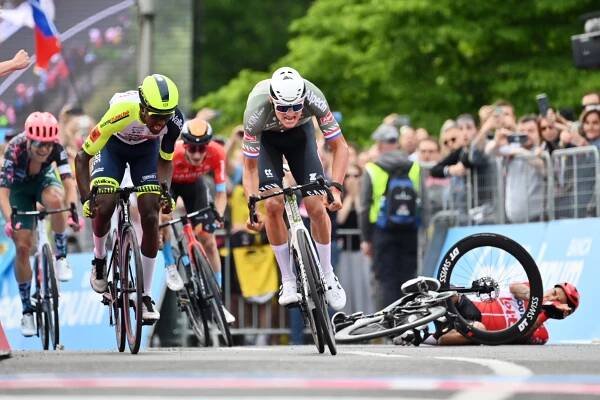 Nizozemský cyklista Mathieu van der Poel (uprostřed) si jede pro vítězství v úvodní etapě Gira, která vedla z Budapešti do Visegrádu, 6. května 2022. Vlevo je druhý Eritrejec Biniam Girmay, vpravo padá Caleb Ewan z Austrálie.
