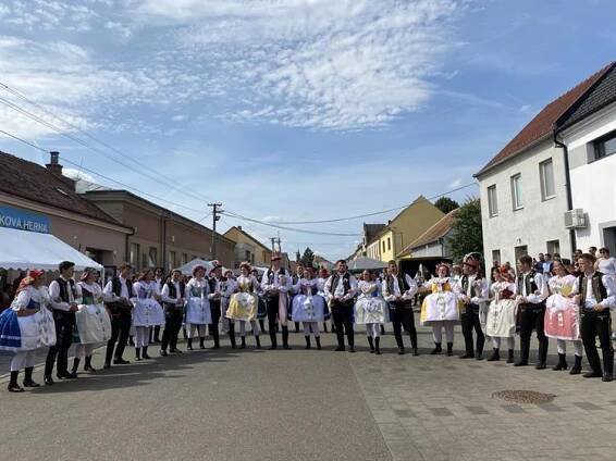 Krojové hody ozdobily Hustopeče | Město Hustopeče - oficiální web
