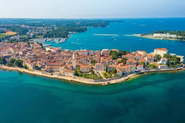 letecký pohled na město poreč, istra, chorvatsko - croatia - stock snímky, obrázky a fotky