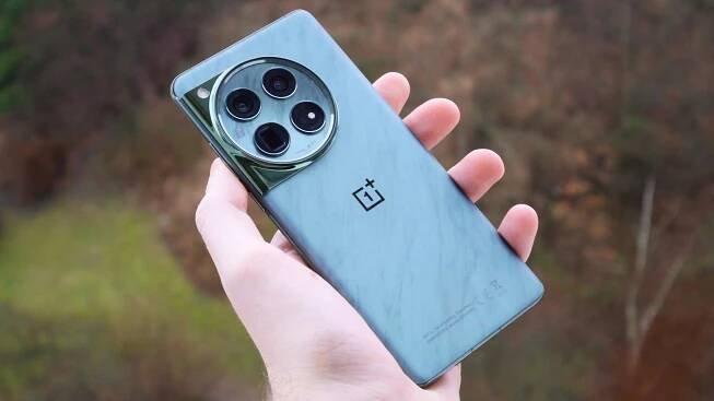 OnePlus 12 dostává Android 15. Novinek je spousta, ty nejočekávanější ale chybí