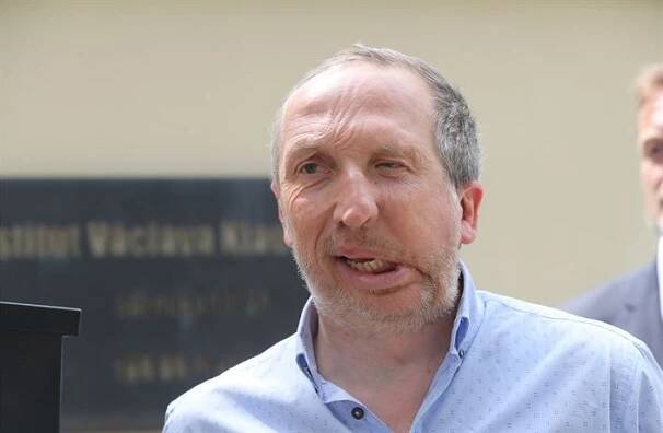 ‚Co víš o mých manželstvích, ty zm*de?‘ Klausova vulgárnost ODS škodí, míní expert